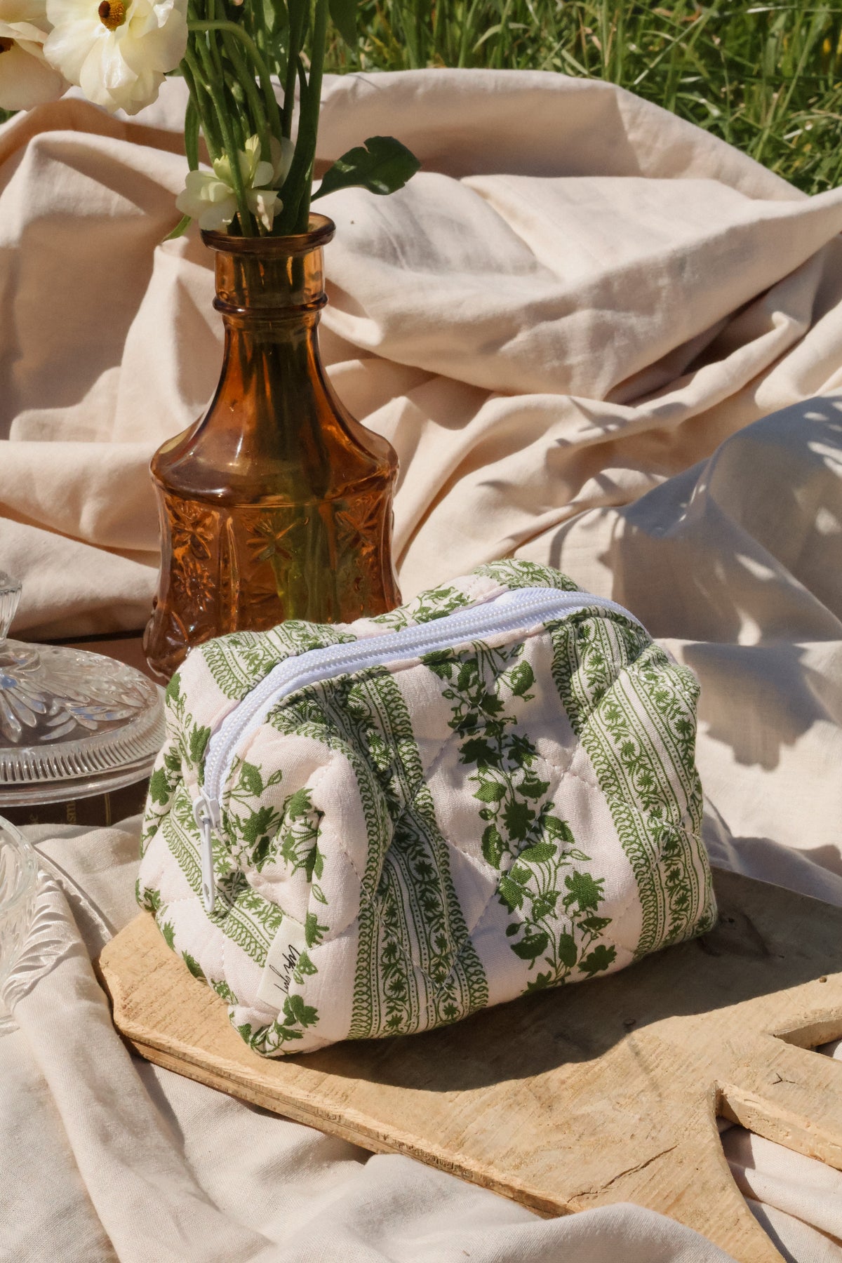 Dolly Small Makeup Bag (Filigree Floral)