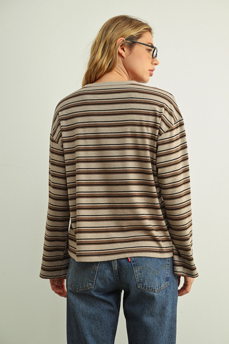 Woman wearing a brown striped tee with jeans